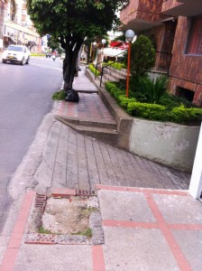 La entrada al parqueadero del edificio le roba espacio al andén que es de uso público para los peatones. - Suministradas / GENTE DE CABECERA