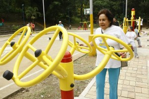 Uno de los pocos espacios que tienen las personas de la tercera edad para disfrutar del aire libre es el parque de Los Leones. - Archivo / GENTE DE CABECERA