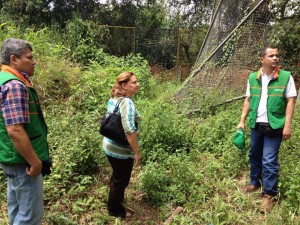 En La Floresta se recorrieron las áreas afectadas por los taludes que tienen en riesgo la cancha del sector.