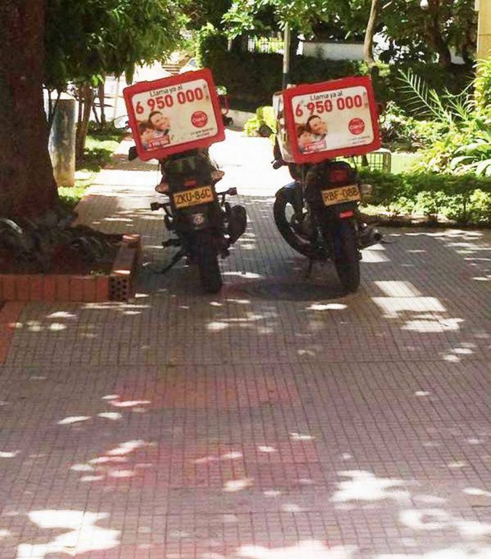 En la carrera 38 con calle 48 dos motociclistas dejaron abandonadas estas motos en pleno andén, sin importarles que estos espacios sean para los peatones.