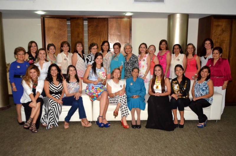 Teresa Flórez, Carolina Vargas, Andrea Garnica, Martha Jaimes, Eugenia Camargo, Catalina Vásquez, Ana Patiño, Rosa Durán, Martha Vera, Elizabeth Vega, Stella García, Melba García, Olga Durán, Martha Durán, Luisa Flórez, Catalina Serrano y Smith Pérez. Sentadas: Silvia Serrano, Miryam Flórez, Laura Mateus, Laura Durán, Elsa García, Rosa Chacón, Diana Plata, Yessica Franco y Ximena Flórez.  - Suministrada / GENTE DE CABECERA