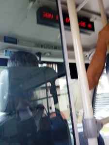 Con el brazo izquierdo este conductor de Metrolínea maneja el volante y con el otro se tiene de una base. - Suministrada / GENTE DE CABECERA