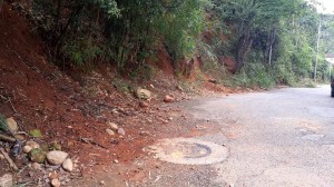 “Este es uno de los derrumbamientos sobre la calle 62 con carrera 46 que por estos días cayó en La Floresta. No ha habido ninguna autoridad que nos ayude con esto”, dijo el periodista del barrio. - Suministrada / GENTE DE CABECERA