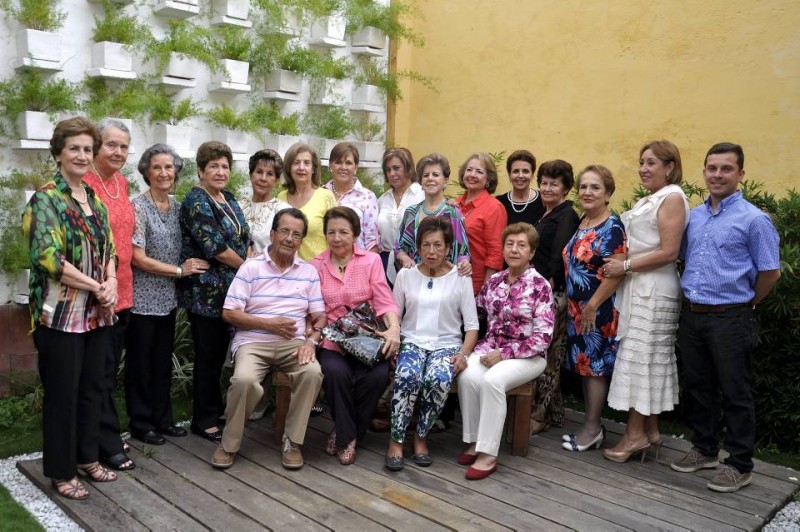 Clara de Zafra, Esperanza de Rincón, Esperanza de Blanco, Celina Blanco, Gilma de Rodríguez, Miriam Lucía Ayala, Irene Serrano, Liliana Vergel, Rosita Bermúdez, Rosita de Mantilla, Anita Aicardi, Arcelia de Muñoz, Bety Cadena de García, Julieta Angulo Angulo, Manuel Julián Niño, Juan Mantilla, Esperanza de Mantilla, Negie de Vergel y Celina López. - Didier Niño / GENTE DE CABECERA