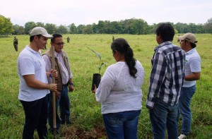 Uno de las cosas que más le gusta de su trabajo es el contacto con el campo y sus gentes