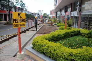 Las obra que la administración de Cabecera Tercera Etapa realiza en su parqueadero también incluye labores en el andén de la carrera 35A entre calles 51 y 52. - Javier Gutiérrez / GENTE DE CABECERA