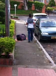 Los indigentes duermen en la carrera 30 entre calles 62 y 63. - Suministradas / GENTE DE CABECERA