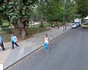 En este corredor le sucedió este incidente a la lectora, quien pidió a los motociclistas no tomar este andén como calle. - Tomada de Google / GENTE DE CABECERA