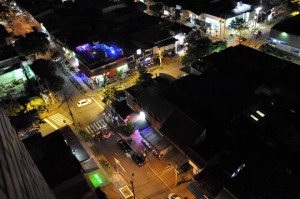 La calle 52 con carrera 35 es uno de los sitios a donde más concurren personas para departir un fin de semana en la noche. Esto ha sido objeto de quejas de vecinos de la zona quienes dicen que la bulla que sale de allí es insoportable. - Laura Herrera / GENTE DE CABECERA