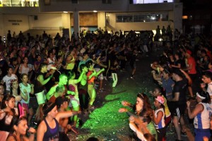 Cientos de personas acudieron a la cita el pasado miércoles 29 de octubre en la terraza del almacén Jumbo convocado por Progym Fitness Club. - Laura Herrera / GENTE DE CABECERA