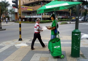 Busque la sombrilla y el repartidor de Gente de Cabecera en los puntos señalados, como este de la carrera 33 con calle 45.