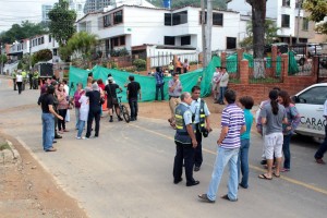 Los residentes de la calle 56 entre carreras 44 y 48 protestaron por la demora y control en las obras de cambio de redes de alcantarillado en Terrazas