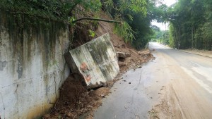 Aunque se dio paso en la vía a Pan de Azúcar, los escombros hacen parte aún del paisaje