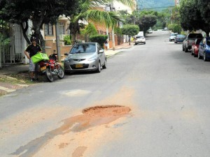 Otra de las necesidades que tiene el barrio es el arreglo del pavimento, como en este caso en la calle 64 con carrera 45. - Tatiana Celis / GENTE DE CABECERA