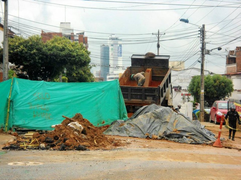 Esta semana llegaron las volquetas con tierra para empezar el llenado alrededor del colector que mediante un contrato de la Gobernación de Santander y el Empas se construye en la carrera 45 con calle 56