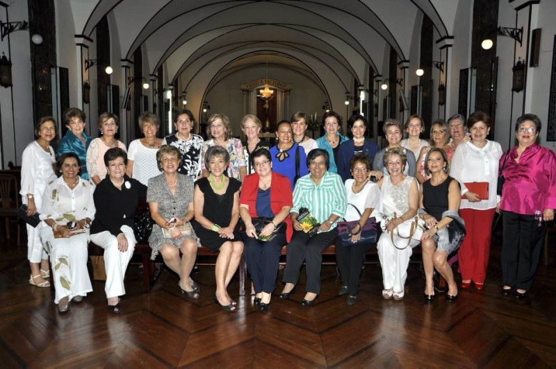 Gloria Arenas, Cecilia Serrano, Blanca Arango, Inés Gómez, Cleofe García Herreros de Rodríguez, Nora Rojas, Leonor Pardo, Elvira Cornejo Villate y Carmen Remolina de Ruan. De pie: Cleotilde Duarte, Elsa Victoria Hederich, Beatriz León, Raquel Gómez, Gloria Elam, Teresa Rey, Gladys Arenas, Nora León, Carmen Serrano, Leonor Álvarez, Ligia López, Clara Blanco de Galvis, Carmen González de Sierra, Luz Marina Díaz, Josefita Matías, Clemencia González y María Trillos. - Laura Herrera / GENTE DE CABECERA