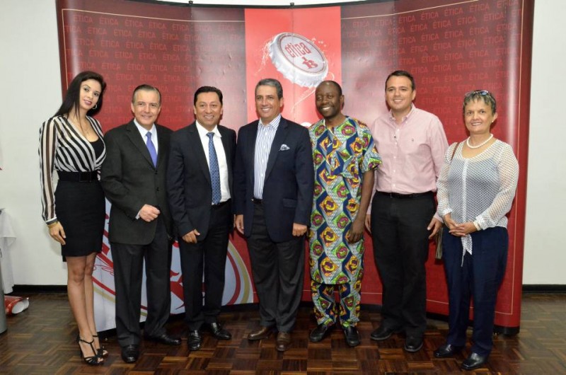 Juliana Camelo, Heriberto Félix; Luis Francisco Bohórquez, alcalde de Bucaramanga; Fernando Jaramillo, Kitim Bwa Lukangakye, Carlos Alberto Molina Chacón y Luz Marina Rodríguez. - Suministrada Manuel Reyes Fotografía / GENTE DE CABECERA