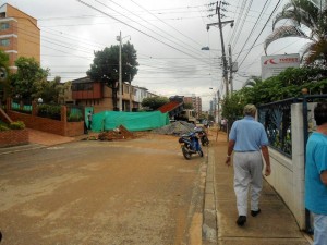 Esta semana continuaron los trabajos de llenado del terreno, en la obra de la calle 56 con carrera 45. Se abrió el paso a un carril. - Tatiana Celis / GENTE DE CABECERA