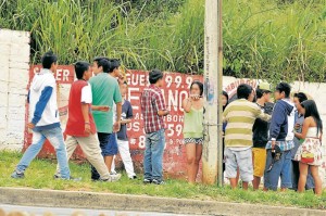 Algunos vecinos aseguran sentirse inseguros ante las riñas que se forman entre estos jóvenes.