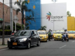 La periodista del barrio expone con esta foto que las autoridades deben indicar a las personas que el taxi se toma en la zona indicada (dentro del centro comercial) y no sobre la vía. - Suministrada / GENTE DE CABECERA