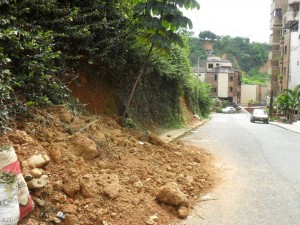 En la imagen se observa que el deslizamiento de tierra invade parte de la vía. - Suministrada / GENTE DE CABECERA