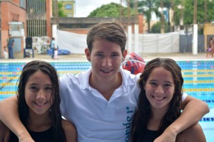 Valentina junto a sus hermanos, también nadadores, Daniel y Silvia