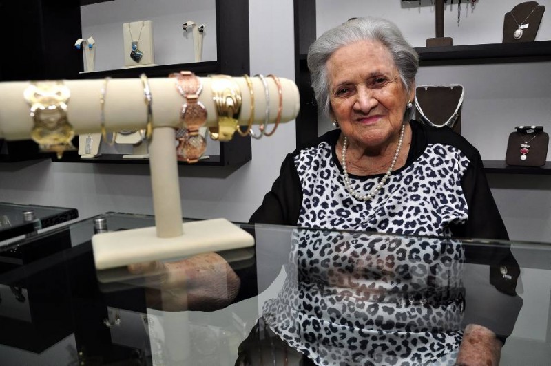 La señora aún visita la joyería de su hijo para colaborarles y seguir sirviendo a sus clientes.