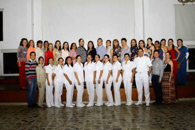 Jorge Jerez, Dora Inés Parra, Carolina Medina, Elizabeth Niño, Cecilia Verdugo, Claudia López, Antonia Granados, Aura Rojas, Maribel Esparza, Lina María Granados, Lida Cárdenas, Emerson Serrano, Adrian Baracaldo, Catalina Claro. Segunda Fila: Eulalia Medina, Gloria Azucena Gualdrón, Belcy Moreno, Adriana Mantilla, Marta Helena Hencker, Adriana Garcia-Herreros, Teresa Briceño, Pilar Niño, Olga Sofía Ardila de Arenas, Nubia Quintero, Mario Alberto López, Sonia Solano, Ligia Betty Arboleda, Nelly Rey de Cruz, Oveyda Rosales, Miriam Martínez, Lida López, Nubia Susana Villabona, Shirly Stephany Caicedo, Diva Camacho y Gerly Carreño Parra. - César Flórez / GENTE DE CABECERA