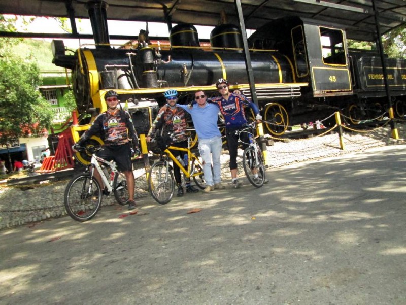 En Cisneros, Antioquia, aprovechando la estación del ferrocarril para tomarse las fotos del recuerdo