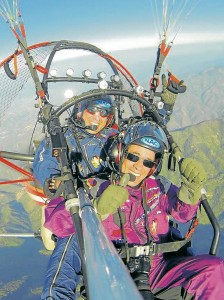 Fernando Gómez Flórez (atrás) y Carlos Cortés, fueorn los encargados de hacer este vuelo de a bordo de un trike que tiene motor y un parapente.  - Suministrada / GENTE DE CABECERA