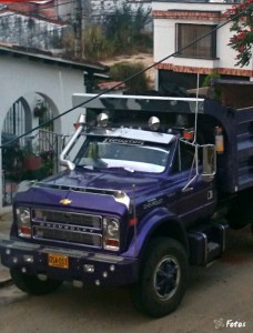 Esta es la volqueta que llega muy temprano a la vecindad de Los Cedros. - Suministrada / GENTE DE CABECERA