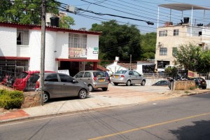 Frente a las instalaciones de Hamburguesas El Garaje los dueños del negocio adecuaron un parqueadero para sus clientes. - Suministrada / GENTE DE CABECERA