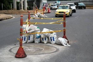 Estos arreglos en las tapas de dos alcantarillas de la carrera 33 con viaducto La Flora ocasionaron trancones el martes a mediodía. - Javier Gutiérrez /  GENTE DE CABECERA