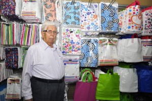 Casi todos los días don Carlos Calixto visita una de las oficinas de su empresa. “Esta ha sido  mi vida siempre, de la fábrica a la casa y de la casa a la fábrica, por eso lo sigo haciendo”, dice