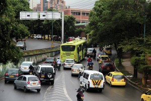 Este es uno de los embotellamientos,  a la salida del viaducto La Flora hacia la carrera 33