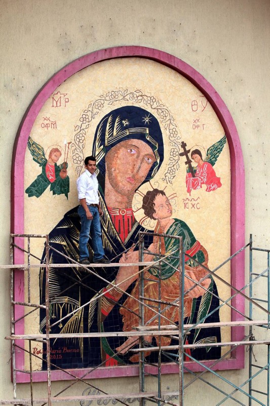 Rubén Darío Bueno, residente de El Prado, contó con la ayuda de su sobrino en la restauración de la fachada de la parroquia Nuestra Señora del Perpetuo Socorro - Javier Gutiérrez / GENTE DE CABECERA