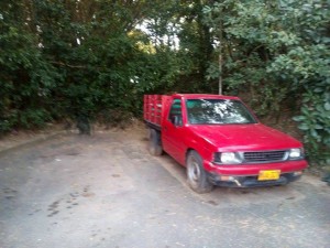 Esta camioneta está abandonada hace 2 años en el barrio Pan de Azúcar bajo. - Suministrada /GENTE DE CABECERA