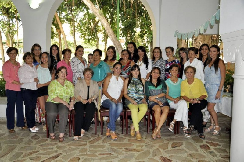 Cecilia Durán de Rueda, Fanny Rueda Cadena, Alexandra Murillo Rueda, Janeth Murillo,  Johana Figueroa, Esperanza Murillo, Miriam Murillo, Rosa Rueda, Emira de Figueroa, Adriana Moros León, María Paula Freire, Mónica Abaúnza Rueda, Carmenza Rueda Cadena, Alejandra Gutiérrez, Valeria Rueda, Amparo de Ordóñez, Margarita Ordóñez, Mónica Güiza, María Camilo Flórez, Lina Benítez, Claudia de Peñuela, Estella González, Laura Torrado, Cristina Espinel, Elsa Murillo y Gina Sarmiento. - Laura Herrera /GENTE DE CABECERA