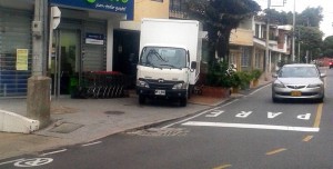Un residente de El Prado pide liberar el andén de vehículos de carga pesada. - Suministrada / GENTE DE CABECERA