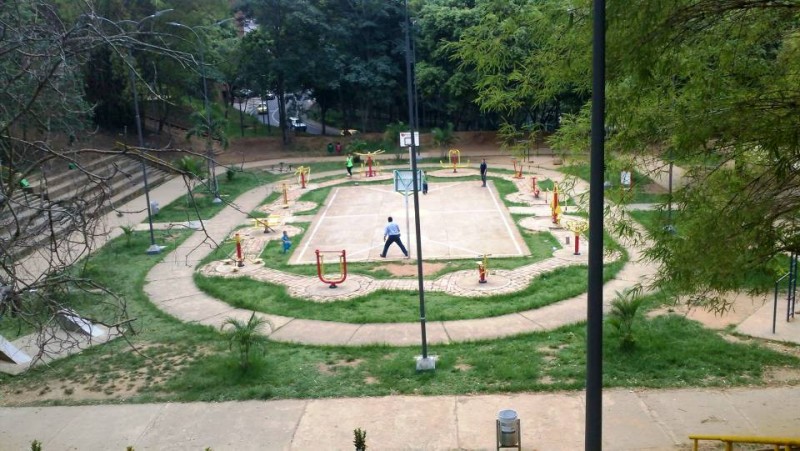 El parque cuenta con dos canchas, un gimnasio al aire libre y senderos en la parte alta de la carrera 40