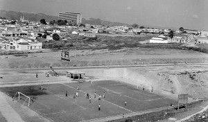 Vista de la cancha y sus terrenos aledaños, cuando aún no estaba construido el conjunto Torres de Cabecera