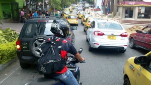 Conductores como el del vehículo negro (izquierda), que estacionó en plena calle 51 entre carreras 33 y 34, ocasionan trancones en las calles de Cabecera