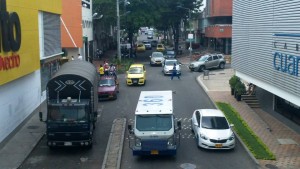 En la carrera 35A con calle 49 siempre hay congestión vial por los carros estacionados en la bahía de descarga del Éxito o por los taxis esperando su carrera