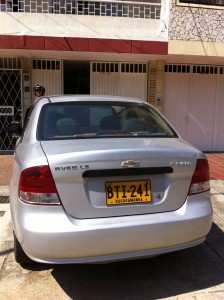 “Tuvimos que ponerle un letrero al carro que nos obstruyó el paso durante toda la mañana del 23 de febrero”, dijo la ciudadana. - Suministrada /GENTE DE CABECERA 