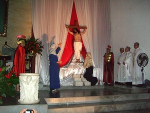 La noche del Sábado Santo se celebra la resurrección del Señor.