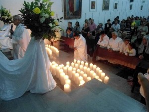 Otro rito importante el Jueves Santo es la oración frente al Santísimo puesto en el Monumento.