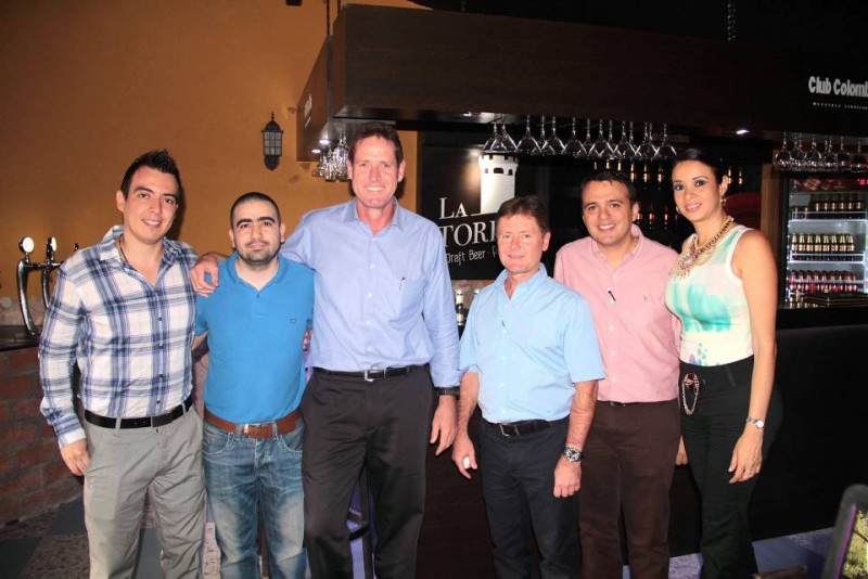 Juan Diego Ruiz, Diego Aparicio; Gavin Hudson, vicepresidente de Ventas de Bavaria; Grant Harris, presidente de Bavaria; Carlos Molina y Juliana Camero. - Javier Gutiérrez / GENTE DE CABECERA