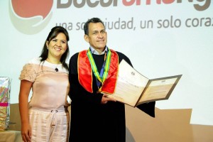 José Luis Mantilla recibió la mención como Ciudadano Meritorio de la Alcaldía de Bucaramanga y un Decreto de Honores de la Gobernación de Santander. En la foto junto a la secretaria de Educación de Bucaramanga, Carolina Rojas Pabón. - Didier Niño / GENTE DE CABECERA