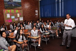 Junto a sus estudiantes del Instituto Santa María Goretti.