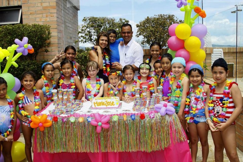 La cumpleañera acompañada de sus padres Óscar Gerardo Hernández, Clara Isabel Serrano y su hermano Óscar Tomás. Además estuvieron sus amigos: Natalia Quintero, María Juliana Cerquera, María Valentina Gamboa, Valentina Ortega, Sarah Gabriela León, Karol Sofía Pita, Mariana Velásquez, Manuela Serrano, Jerónimo Serrano, Silvia Liliana Pinzón, Manuela Esparza, Cristal Valeria Hernández y Sofía Ramírez. - César Flórez / GENTE DE CABECERA